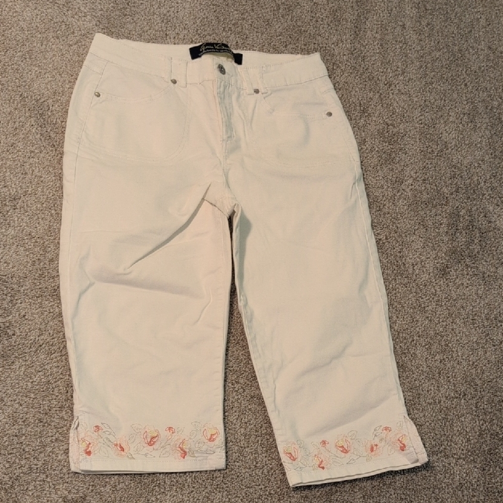 Gloria Vanderbilt Cream Capri Pants with Embroidered Detail